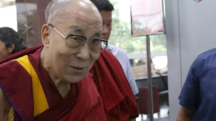 Далай Лама се извини, след като на кадри се вижда